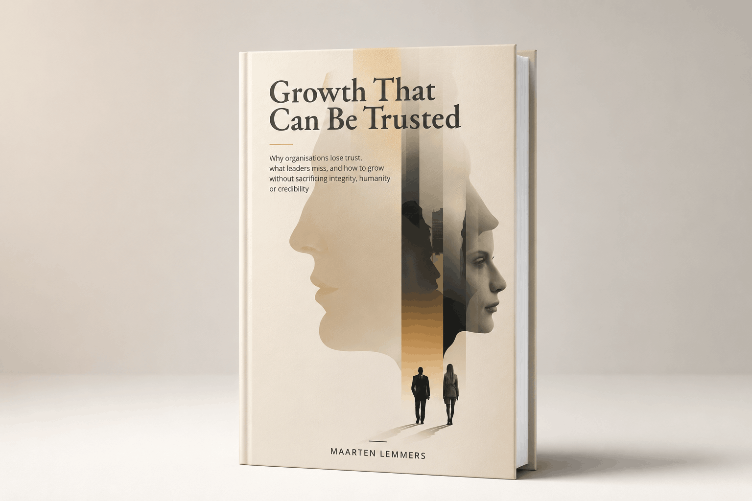 Hardcover mock-up van het boek Growth That Can Be Trusted van Maarten Lemmers, met een minimalistische beige cover, gelaagde gezichtsprofielen en twee menselijke silhouetten.